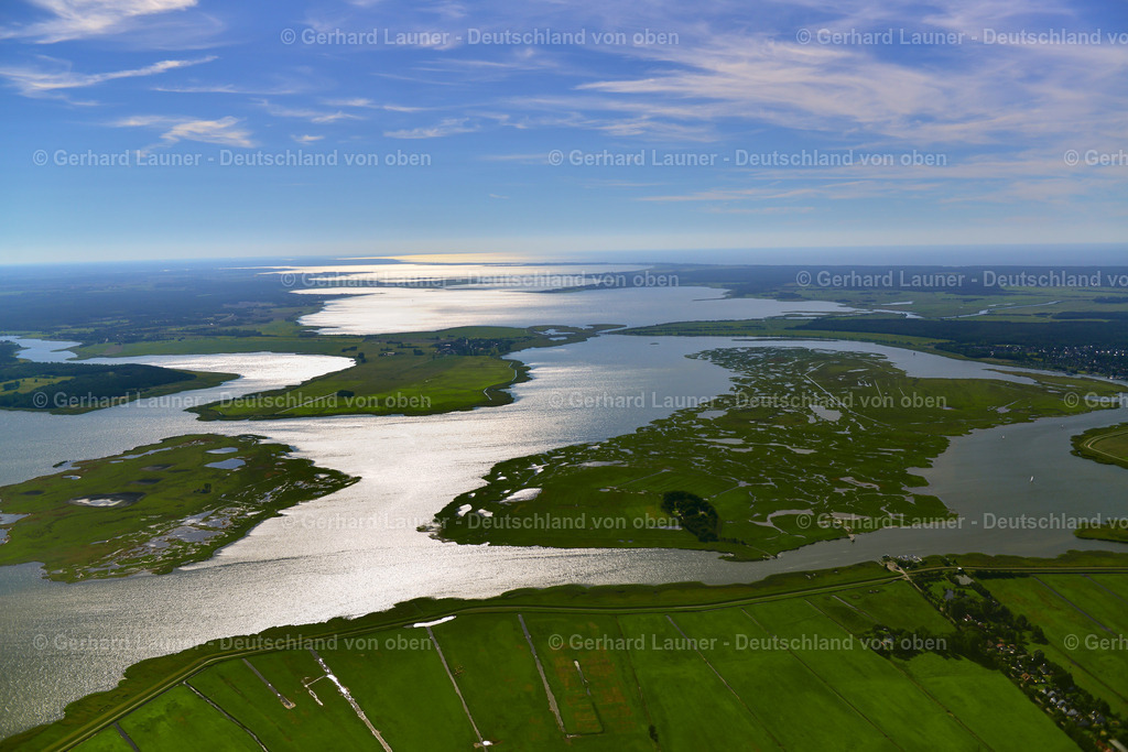 3638164 | Nationalpark Vorpommersche Boddenlandschaft, BORN A. DARß 25.08.2016 Wasseroberfläche an der Meeres- Küste der Ostee mit Blick auf den Saaler Bodden in Born am Darß an der Ostseeküste im Bundesland Mecklenburg-Vorpommern, Deutschland. // Water surface on the sea coast of the Ostee with a view of the Saaler Bodden in Born am Darss on the Baltic Sea coast in the state Mecklenburg - Western Pomerania, Germany. Foto: Gerhard Launer