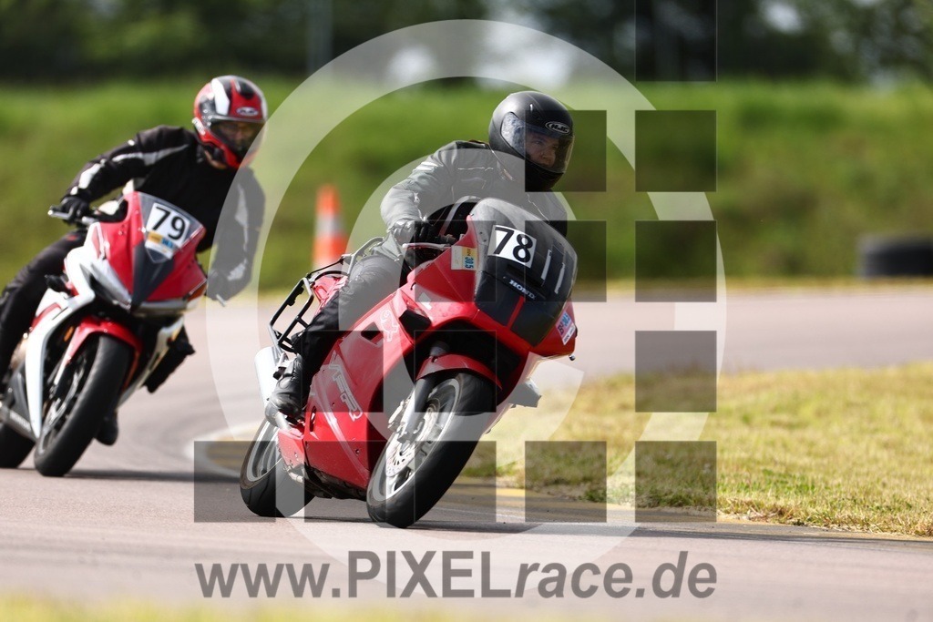 0079-20240530_00342 | Schöne Erinnerungen an spannende Momente - das festzuhalten ist unser Job. PIXELrace.de ist seit 2003 auf den Rennstrecken Europas unterwegs um die Action draußen beim Fahren und die wunderbare Stimmung imm Fahrerlager für euch einzufangen.