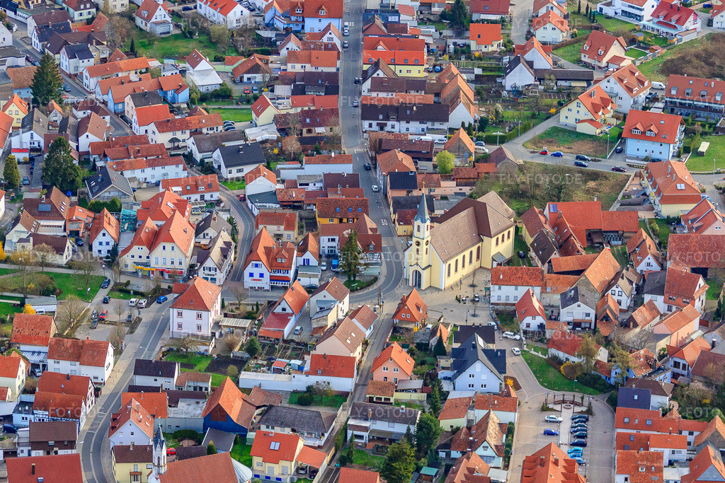Luftbild: Katholische Kirche Mariä Himmelfahrt im Ortsteil Maximiliansau in Wörth im Bundesland Rheinland-Pfalz in Deutschland. Foto: IMG_25453.jpg vom 02.04.2010 durch Werner Riehm/FLY-FOTO.dePfarrei Hl. Christophorus Wörth, Bistum Speyer