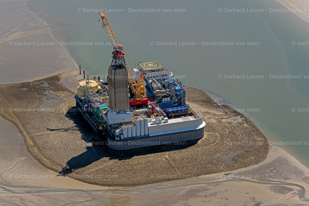 4037303 | DITHMARSCHEN 2020 Blick auf das Ölfeld Mittelplate mit der gleichnamigen Bohr- und Förderinsel Mittelplate A der RWE und der Wintershall Holding GmbH in der Nordsee im Bundesland Schleswig-Holstein.