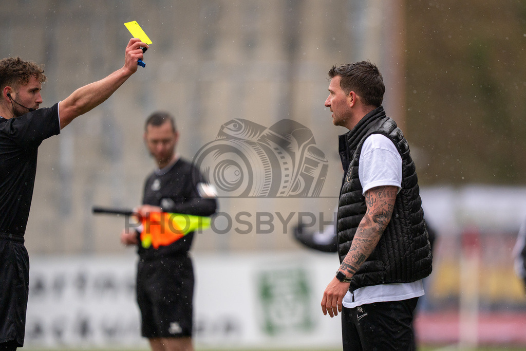 SG Sonnenhof Grossaspach vs. FC 08 Homburg, Fussball, Regionalliga Suedwest, 26. Spieltag, 28.03.2026 | Pascal Reinhardt (Trainer SG Sonnenhof Großaspach) sieht die gelbe Karte durch Schiedsrichter Maximilian Lotz,SG Sonnenhof Grossaspach vs. FC 08 Homburg, Fussball, Regionalliga Suedwest, 26. Spieltag, 28.03.2026