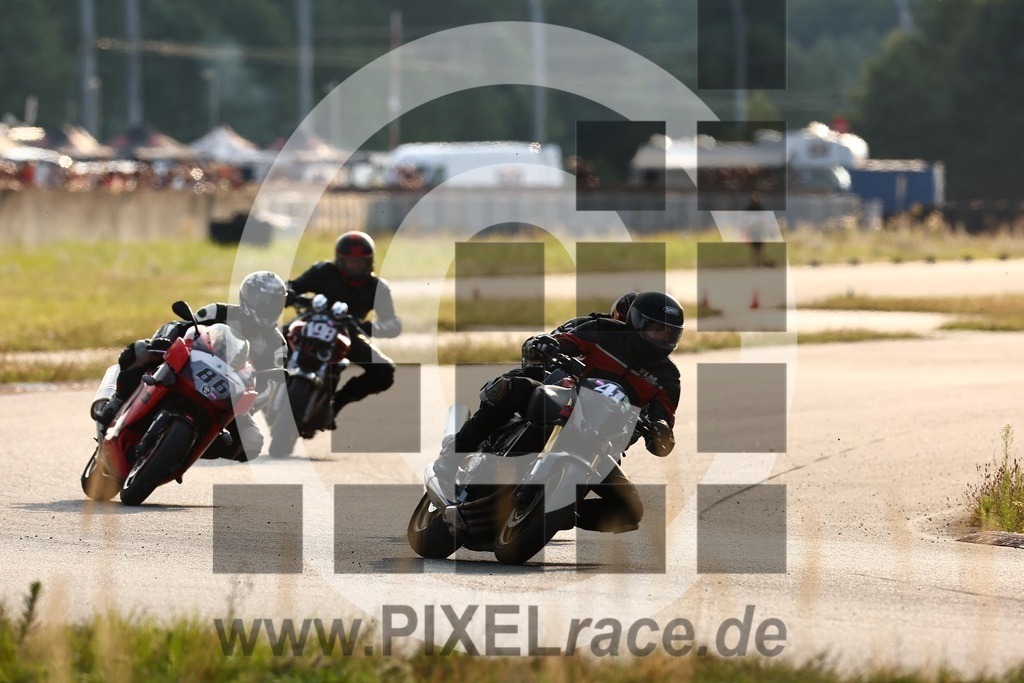 start-20240803_05342 | Schöne Erinnerungen an spannende Momente - das festzuhalten ist unser Job. PIXELrace.de ist seit 2003 auf den Rennstrecken Europas unterwegs um die Action draußen beim Fahren und die wunderbare Stimmung imm Fahrerlager für euch einzufangen.