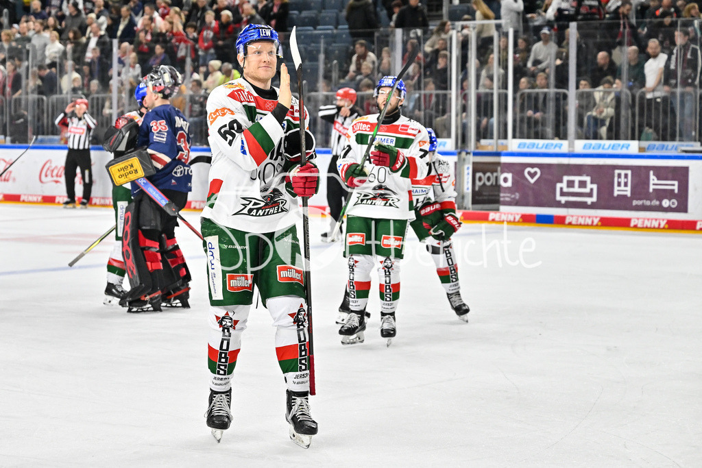 Kölner Haie - Augsburger Panther | Die Panther bedanken sich bei den mitgereisten Fans nach dem Auswaertssieg in Koeln / DEL: Koelner Haie - Augsburger Panther, Lanxess Arena am 05.01.2025 / Alexander OBLINGER (Augsburger Panther #50)