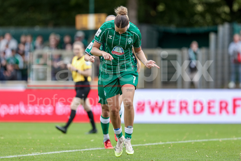 Fussball, Google Pixel Frauen-Bundesliga, SV Werder Bremen - TSG 1899 Hoffenheim | Torschützin Larissa Mühlhaus (SV Werder Bremen, 7) mit Torjubel, Jubel, jubeln, jubelt, optimistisch, Spielszene, Highlight, Freude über das Tor zum 1:0, DIE DFB-RICHTLINIEN UNTERSAGEN JEGLICHE NUTZUNG VON FOTOS ALS SEQUENZBILDER UND/ODER VIDEOÄHNLICHE FOTOSTRECKEN. DFB REGULATIONS PROHIBIT ANY USE OF PHOTOGRAPHS AS IMAGE SEQUENCES AND/OR QUASI-VIDEO.
