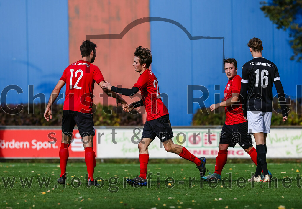 2023-11-05_076_FC_Herzogstadt_gegen_TuS_Oberding | Erding, Deutschland, 05.11.2023:
Fußball, Kreisklasse 2023 / 2024, 14. Spieltag, FC Herzogstadt gegen TuS Oberding, Endergebnis: 4:5

Jubel nach dem 1:3 durch Tim Götze (TuS Oberding, #29)
Markus Weber (TuS Oberding, #12), Tim Götze (TuS Oberding, #29), +h16+

Foto: Christian Riedel / fotografie-riedel.net