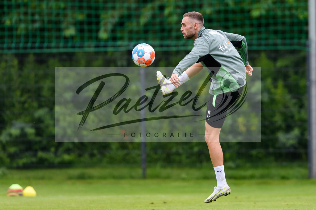 TRABMG20210719_094 | Fussball, Herren: Michel Lieder (Borussia Moenchengladbach) in Aktion, am Ball, Einzelaktion beim Training von Borussia Moenchengladbach waehrend des Trainingslagers auf dem Trainingsplatz am Hotel Klosterpforte am 19.07.2021 in Harsewinkel, Deutschland. - Realisiert mit Pictrs.com