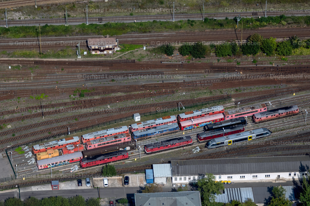 4039771 | LEIPZIG 14.09.2020 Loks und Eisenbahnwagen auf Abstellgleisen des Rangierbahnhof der " LEG Leipziger Eisenbahnverkehrsgesellschaft mbH " im Ortsteil Zentrum in Leipzig im Bundesland Sachsen, Deutschland. Weiterführende Informationen bei: LEG Leipziger Eisenbahnverkehrsgesellschaft mbH. // Locomotives and railroad cars on the sidings of the marshalling yard of the "LEG Leipziger Eisenbahnverkehrsgesellschaft mbH" in the district Zentrum in Leipzig in the state Saxony, Germany. Further information at: LEG Leipziger Eisenbahnverkehrsgesellschaft mbH. Foto: Gerhard Launer