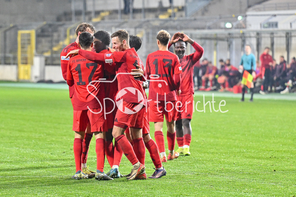 FC Bayern Amateure - SpVgg Greuther Fürth II | Jubel nach dem Treffer zum 4-0 druch Michael SCOTT (FC Bayern München II #19) / Freude / happy / Tor / torschuezte / Regionalliga Bayern: FC Bayern Muenchen II - SpVgg Greuther Fuerth II, Gruenwalder Stadion am am 29.10.2024