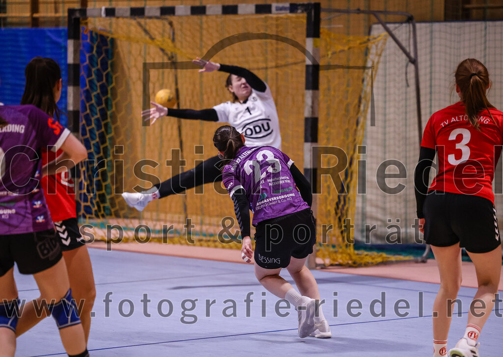 2025-01-18_068_SpVgg_Altenerding_gegen_TV_Altoetting | Erding, Deutschland, 18.01.2025:Handball, Bezirksoberliga Frauen Altbayern 2024 / 2024, 11. Spieltag, SpVgg Altenerding gegen TV Altötting, Endergebnis: 19:24Katharina Künstner (SpVgg Altenerding, #23), Torfrau Verena Maier (TV Altötting, #1), Anna-Maria Niedermaier (TV Altötting, #3)Foto: Christian Riedel / fotografie-riedel.net