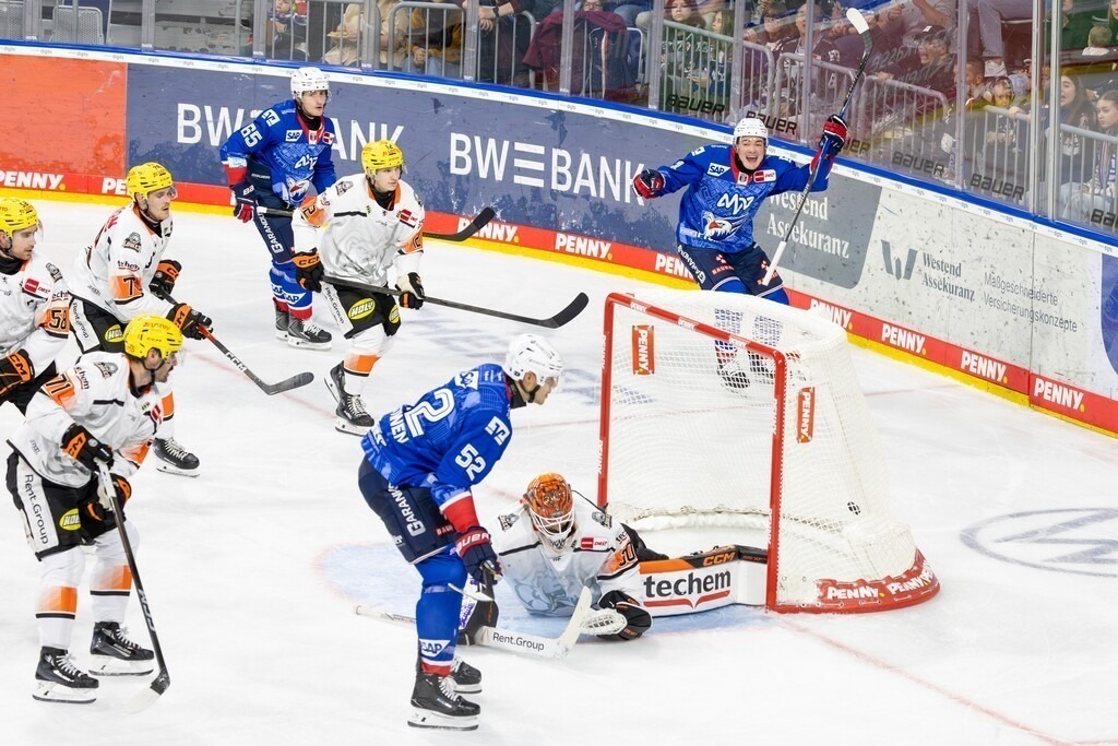 DEL, Deutsche Eishockey Liga Saison 2025/26, 6. Spieltag: Adler Mannheim gegen Löwen Frankfurt***Nicolas Mattinen (52, Mannheim) trifft zum 2:2 | DEL, Deutsche Eishockey Liga Saison 2025/26, 6. Spieltag: Adler Mannheim gegen Löwen Frankfurt***Nicolas Mattinen (52, Mannheim) trifft zum 2:2 - Realisiert mit Pictrs.com