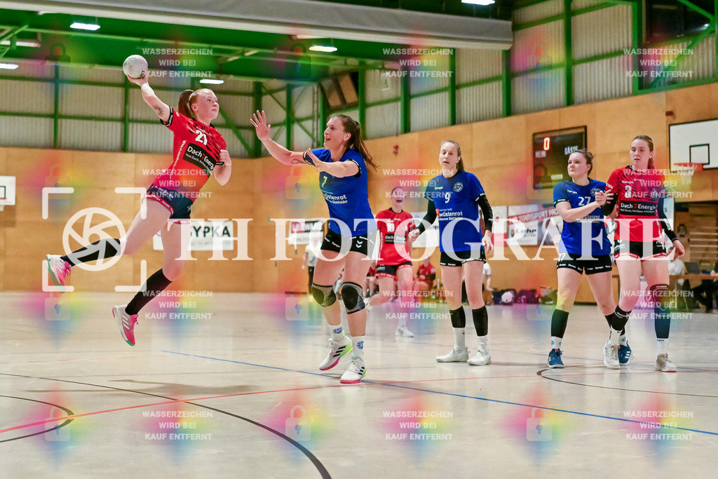 GER, SG Maulburg/Steinen - TuS Helmlingen, Frauen-Handball, Oberliga Suedbaden, 19. Spieltag, Saison 2024/2025, 23.03.2025 | Denise Kahrsch beim Wurf vor Geraldine Kimmer (TuS Helmlingen, #7)GER, SG Maulburg/Steinen - TuS Helmlingen, Frauen-Handball, Oberliga Suedbaden, 19. Spieltag, Saison 2024/2025, 23.03.2025Foto: TH Fotografie/Thomas Hess