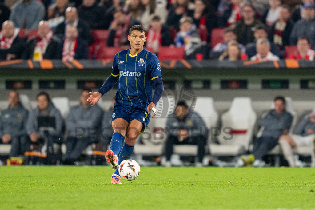 VfB Stuttgart vs. FC Porto, Fussball, Europa League, Achtelfinale, Hinspiel, 12.03.2026 | #Thiago Silva (FC Porto, #03) passt den Ball,VfB Stuttgart vs. FC Porto, Fussball, Europa League, Achtelfinale, Hinspiel, 12.03.2026Foto: photosbyphips/Philip Ziegler