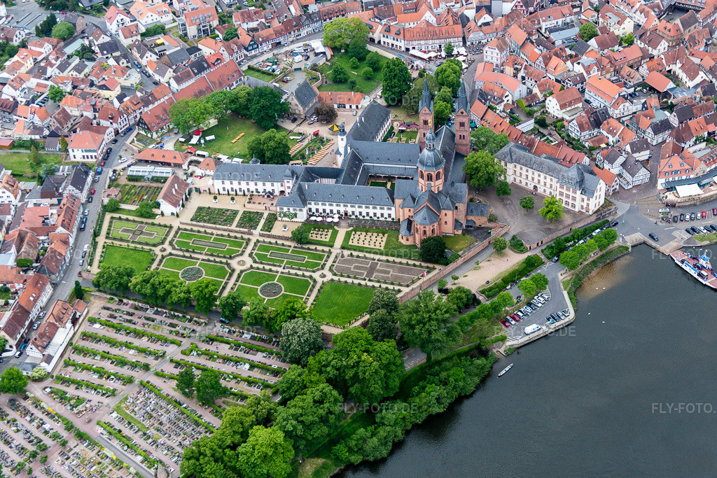 Luftbild: Einhardbasilika in Seligenstadt im Bundesland Hessen in Deutschland. Foto: IMG_088888.jpg vom 20.05.2016 durch Werner Riehm/FLY-FOTO.de
