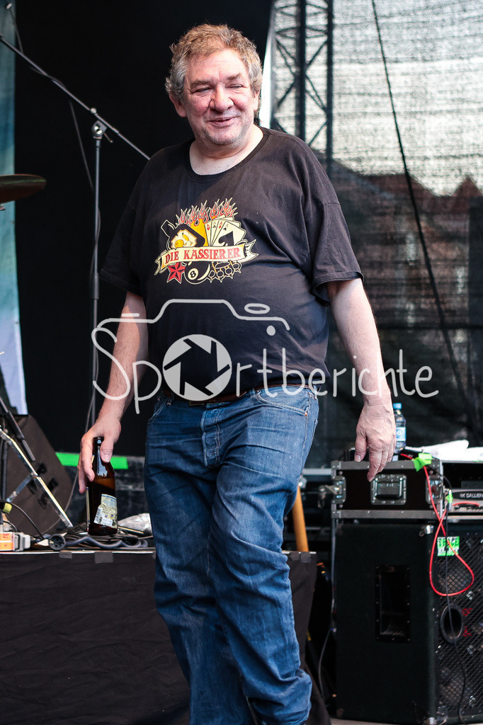 Sommer am Kiez | Wolfgang WENDLAND von der Band "Die Kassierer" beim Auftritt auf dem Augsburger Festival "Sommer am Kiez" in Aktion / Livemusik / Konzert / Musik / Laut / Punk / Punkmusik / Saenger / Gesang / Mikrofon