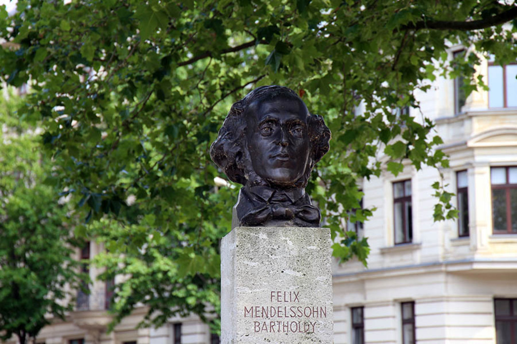 Foto: Leipzig - Mendelssohn-Büste auf einer Stele | Das Team hinter BILDLEXIKON LEIPZIG bündelt historische wie aktuelle Informationen über die Stadt Leipzig in Text und Bild auf einer Plattform und stellt diese der interessierten Öffentlichkeit zur Verfügung.