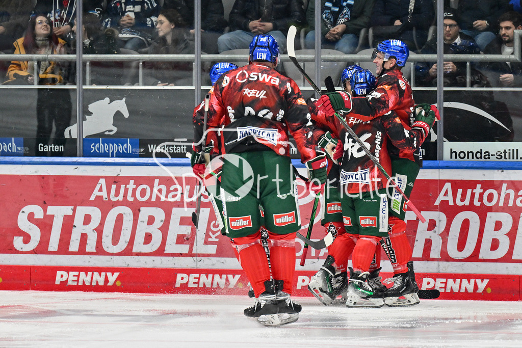 Augsburger Panther - Straubing Tigers | Jubel der Panther nach dem Treffer zum 1-0 / Freude / Happy / Tor / DEL: Augsburger Panther - Straubing Tigers, Curt Frenzel Stadion am 29.11.2024