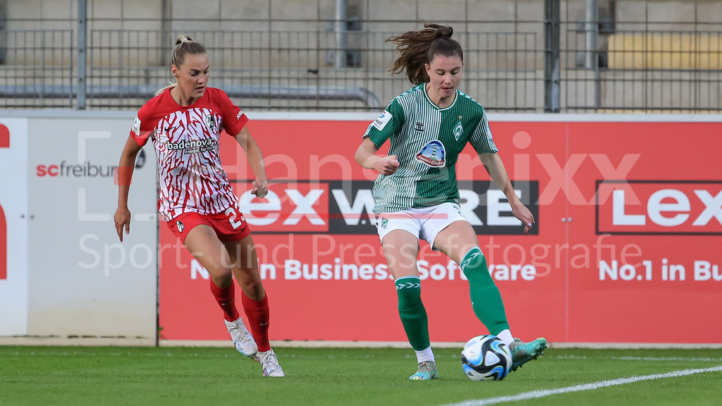 Fussball, Google Pixel Frauen-Bundesliga, SC Freiburg - SV Werder Bremen | v.li.: Marie Müller (SC Freiburg, 23) und Chiara Hahn (SV Werder Bremen, 21) im Zweikampf, Duell, Dynamik, Aktion, Action, Spielszene, DIE DFB-RICHTLINIEN UNTERSAGEN JEGLICHE NUTZUNG VON FOTOS ALS SEQUENZBILDER UND/ODER VIDEOÄHNLICHE FOTOSTRECKEN. DFB REGULATIONS PROHIBIT ANY USE OF PHOTOGRAPHS AS IMAGE SEQUENCES AND/OR QUASI-VIDEO.