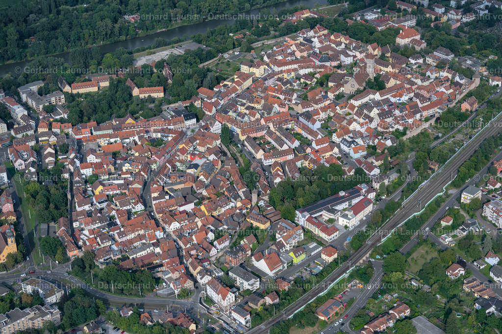 4047784 | WüRZBURG 21.08.2021 Stadtansicht im Stadtteil Heidingsfeld im Stadtgebiet in Würzburg im Bundesland Bayern, Deutschland. // City view in the district Heidingsfeld in the urban area of a??a??Wuerzburg in the state Bavaria, Germany. Foto: Gerhard Launer