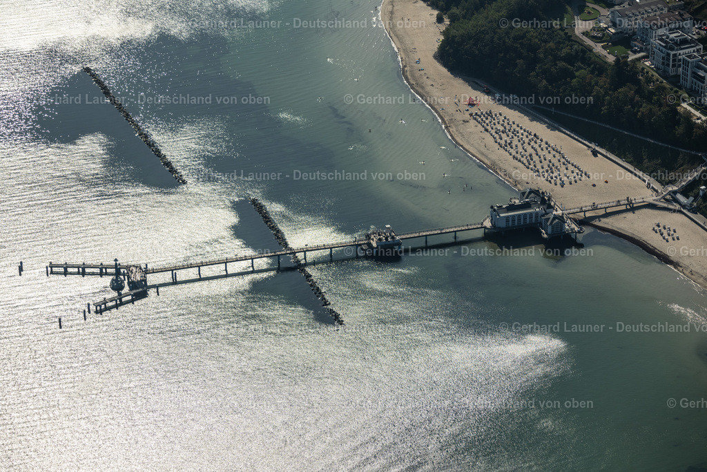 4061270 | SELLIN 08.09.2021 Konstruktion der Seebrücke über der Wasseroberfläche in Sellin an der Ostseeküste im Bundesland Mecklenburg-Vorpommern, Deutschland. Weiterführende Informationen bei: Seebrücke Sellin. // Construction of the pier above the water surface in Sellin on the Baltic Sea coast in the state of Mecklenburg-West Pomerania, Germany. Further information at: Seebruecke Sellin. Foto: Gerhard Launer