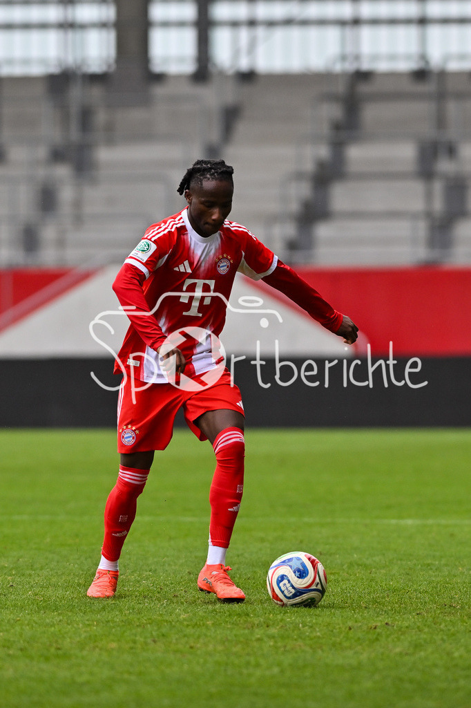 FC Bayern München - Berliner Athletik Klub | MUNICH, GERMANY - 21. FEBRUARY: am Ball Richard AJAYI (FC Bayern München U19 3) während dem Spiel zwischen der U19 des FC Bayern München und der U19 des Berliner Athletik Klubs am 3. Spieltag der DFB-U19 Nachwuchsliga am FC Bayern Campus