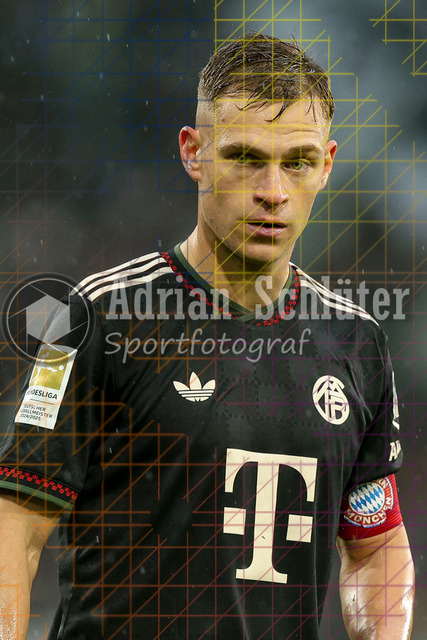 Borussia Mönchengladbach vs FC Bayern München - Bundesliga  | Mönchengladbach, Deutschland, 25.10.25:   Joshua Kimmich (FC Bayern München) schaut waehrend des Spiels der Bundesliga zwischen Borussia Mönchengladbach vs FC Bayern München im Stadion im Borussia Park(Foto von Brauer-Fotoagentur / Adrian Schlueter)