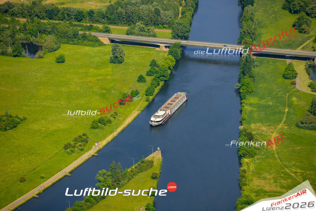 Das Luftbild zeigt Main Brücke Knetzgau - Die Luftaufnahme wurde 2023 vom UL-Flugzeug aus erstellt ( keine Drohne ) - Hochauflösende Luftaufnahme - Für grossformatige Ausdrucke geeignet. Die Geschenkidee !Mit Lizenz und Bildrechte bestellbar