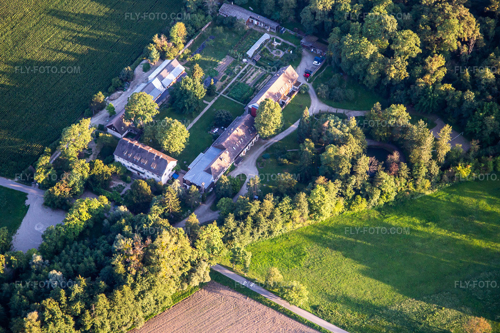 Aerial view: Center d'Accueil du Puits de Jacob in Plobsheim in the state Bas-Rhin, France. – Photo: IMG_137882.jpg taken on 08/18/2023 by Werner Riehm/FLY-FOTO.com – Resolution of the original: 5298 x 3532 px – Communauté du Puits de Jacob