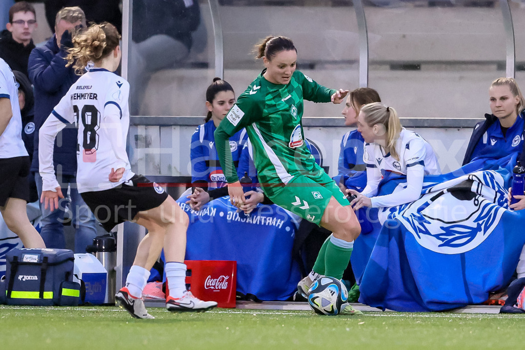 Fussball, Testspiel Frauen, DSC Arminia Bielefeld - SV Werder Bremen | v.li.: Hannah Wehmeyer (Arminia Bielefeld, 28) und Verena Wieder (SV Werder Bremen, 31) im Zweikampf, Duell, Dynamik, Aktion, Action, Spielszene