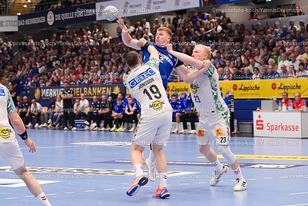 xydrx29082501125 | 29.08.2025, xydrx, Handball, 1.HBL, TBV Lemgo Lippe - SC Magdeburg, PHOENIX Contact-Arena: Lukas Hutecek (TBV Lemgo Lippe #2) im Zweikampf gegen Elvar Oern Jonsson (SC Magdeburg #19) und Magnus Saugstrup (SC Magdeburg #23)