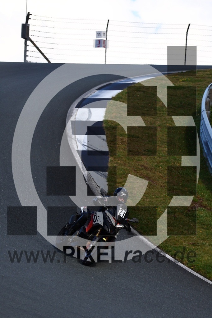 0021-20250915_01748 | Schöne Erinnerungen an spannende Momente - das festzuhalten ist unser Job. PIXELrace.de ist seit 2003 auf den Rennstrecken Europas unterwegs um die Action draußen beim Fahren und die wunderbare Stimmung imm Fahrerlager für euch einzufangen.