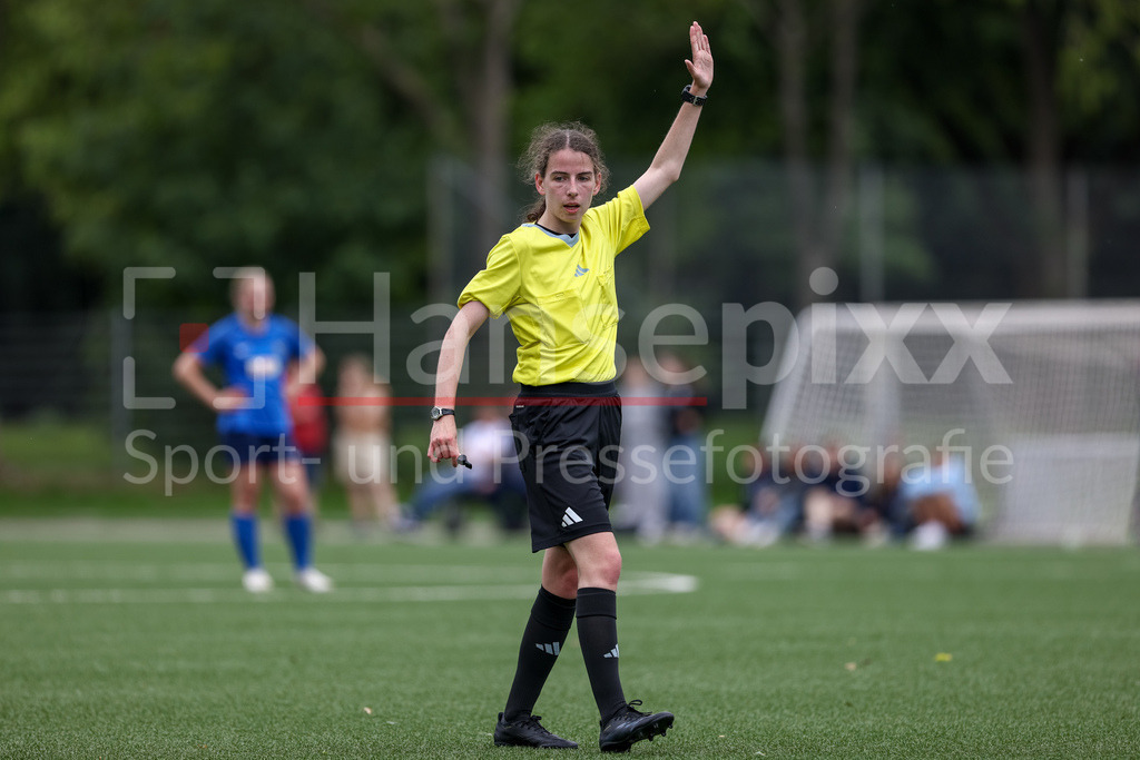Fussball, Aufstiegsrunde Regionalliga Nord Frauen, FC Union 60 - SC Victoria Hamburg | Schiedsrichterin Julia Franziska Lühring gibt Anweisungen, gestikuliert, mit den Armen gestikulieren