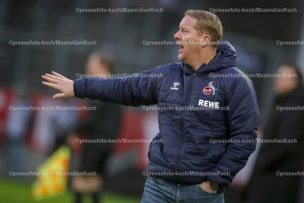 RWE06012401053 | 06.01.2024, Essen, Fußball, Herren, Stadion an der Hafenstraße, Testspiel, Rot-Weiss Essen – 1. FC Köln:  Cheftrainer Timo Schultz (1.FC Köln) steht gestikulierend an der Seitenlinie. 
DFB regulations prohibit any use of photographs as image sequences and or quasi-video.