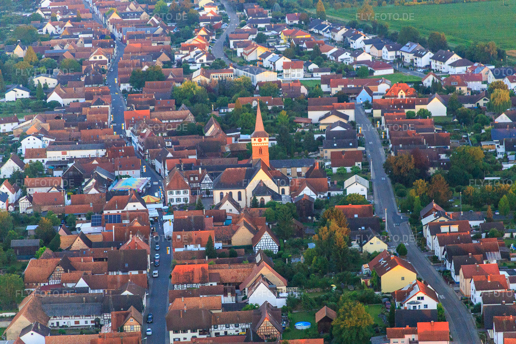 Luftbild: Kirche und Bürgerhaus aus Osten im Ortsteil Schaidt in Wörth im Bundesland Rheinland-Pfalz in Deutschland. Foto: IMG_091498.jpg vom 10.07.2016 durch Werner Riehm/FLY-FOTO.de