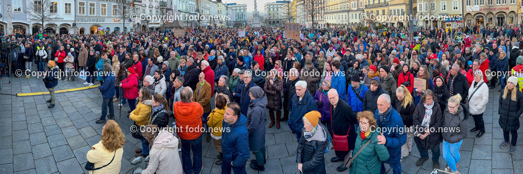 Demonstration gegen rechts in Linz Hauptplatz_ 25.02.2024-2 | 25.02.2024, Stadt Linz, AUT, Demonstration gegen rechts in Linz Hauptplatz, im Bild Kundgebungsteilnehmer, Menschen, Teilnehmer