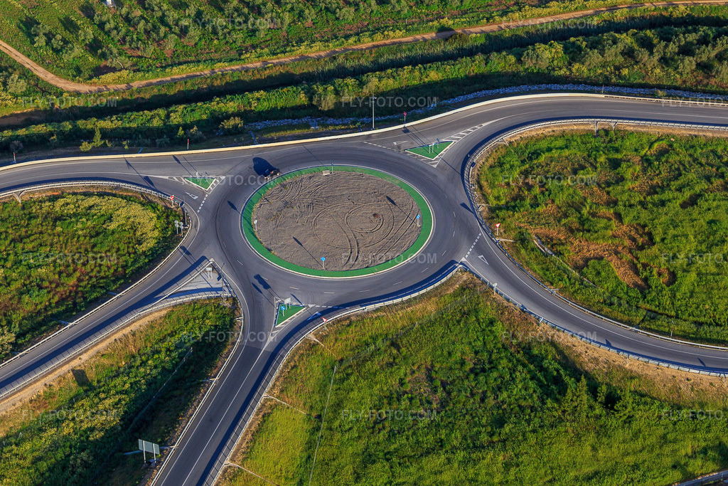 Aerial view: Roundabout at an exit of the A-4 Autovia del Sur in Dos Hermanas in the state Seville, Spain.Photo: IMG_145743.jpg taken on 04/22/2025 by Werner Riehm/FLY-FOTO.comResolution of the original: 4308 x 2872 px