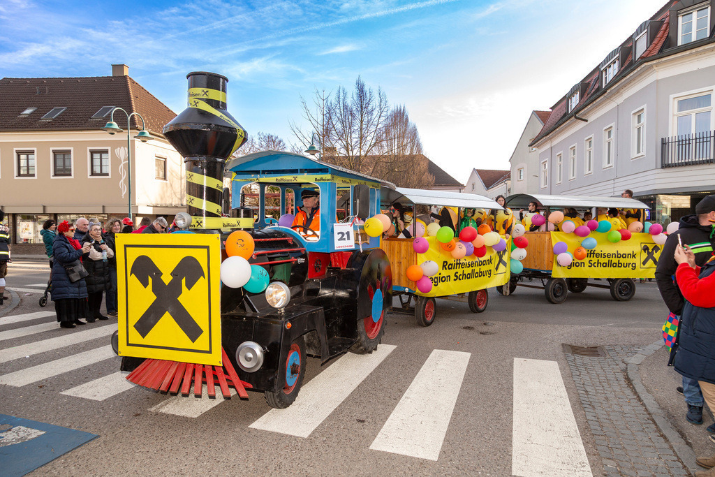 Umzug2025-210_9916 | Fotostrecke: FASCHINGSUMZUG 2025 in Loosdorf. 22 Masken(gruppen)-Teilnehmer: Loosdorfer Vereine, Wirtschaftstreibende, Gemeindeabordnungen sowie Kreditinstitute. rund 700 Besucher entlang der Hauptstrasse. Veranstaltungs-Sicherung durch Mannschaft der FF-Loosdorf mit schwerem Gerät. Maskenprämierung am EKZ-Platz durch Bgm. Thomas Vasku in den Kategorien: Bester Festwagen (Fa. gkonzept-Groissenberger; Beste Personengruppe-ASK-Loosdorf; Beste Einzelperson; Weiteste Anreise-FF Schollach;