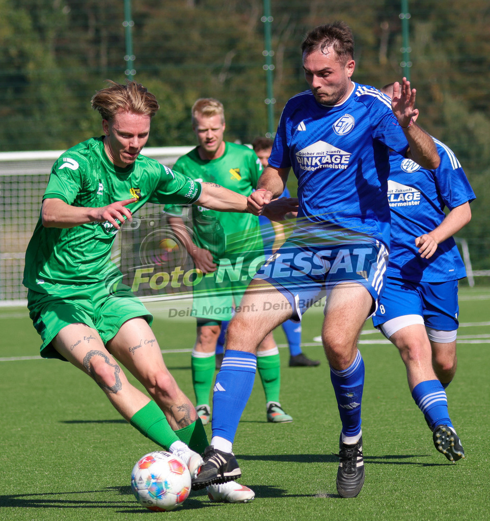 SC Enger - SV Enger-Westerenger | Auf dem Bild zu sehen: grün SC Enger: Flemming Morten Heidbrink ; blau SV Enger-Westerenger: Julian Dreier SC Enger, SV Enger-Westerenger, Saison 26/27, Kreisliga A, Enger, Deutschland - Realisiert mit Pictrs.com
