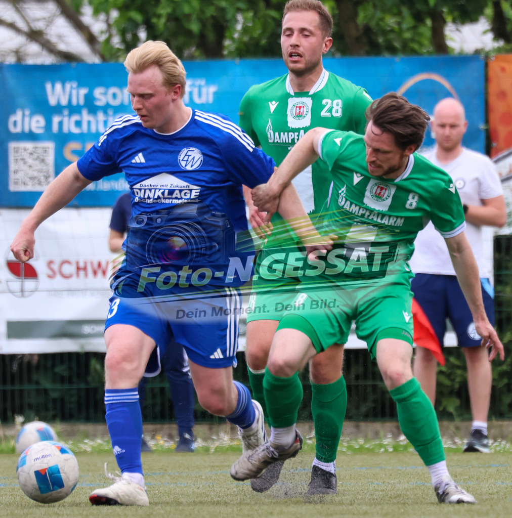 Bünder SV - SV Enger-Westerenger, | Auf dem Bild zu sehen: grün Bünder SV: Denis Müller ; blau SV Enger-Westerenger: Philipp Gerdener Bünder SV, SV Enger-Westerenger, Saison 25/26, Kreisliga A, Bünde, Deutschland - Realisiert mit Pictrs.com