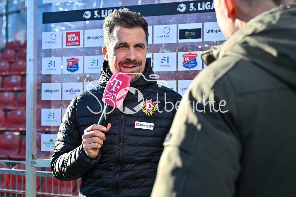 SpVgg Unterhaching - Dynamo Dresden | Im Bild Dynamo Dresden Trainer Thomas STAMM beim Interview von MagentaSport / 3. Liga: SpVgg Unterhaching - Dynamo Dresden, Uhlsportpark am 21.12.2024