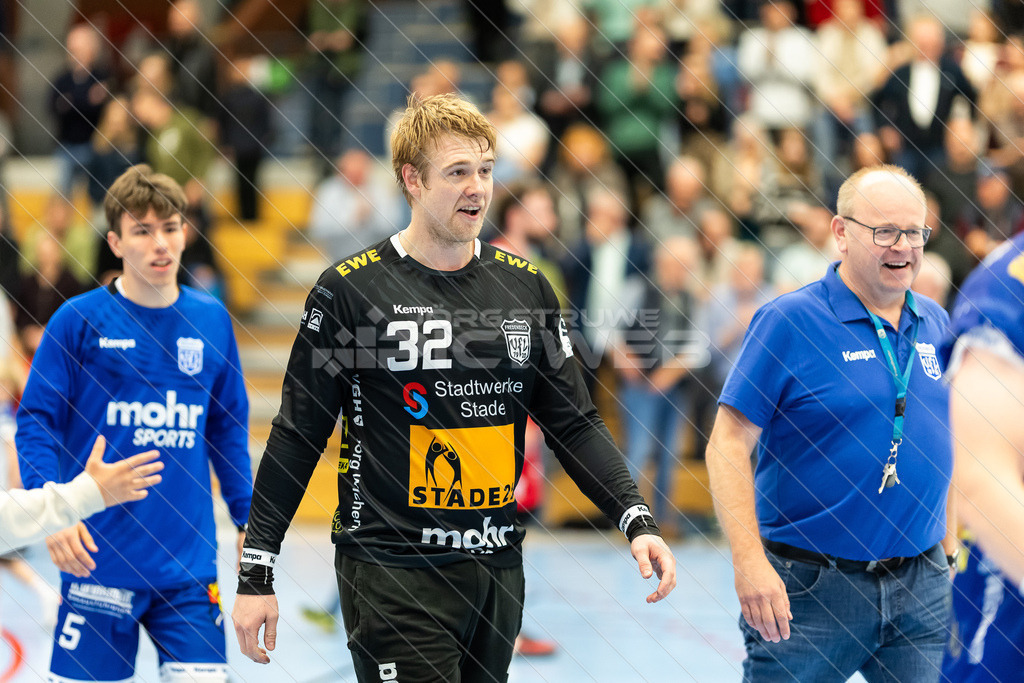 20251011_Picselweb-Fotografie_2R3_3532 | Michel Sumfleth (5, VfL Fredenbeck), Justin Rundt (32, VfL Fredenbeck), Lars Müller (Abteilungsleiter Handball VfL Fredenbeck) - Realisiert mit Pictrs.com