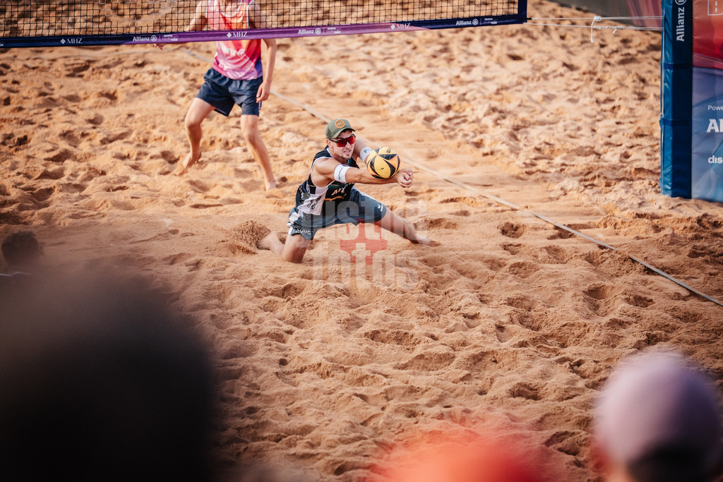 Beachvolleyball | Männer | Allianz German Beach Tour 2025 | Tourstop München | 11.07.2025 | Benedikt Sagstetter spielt den Ball