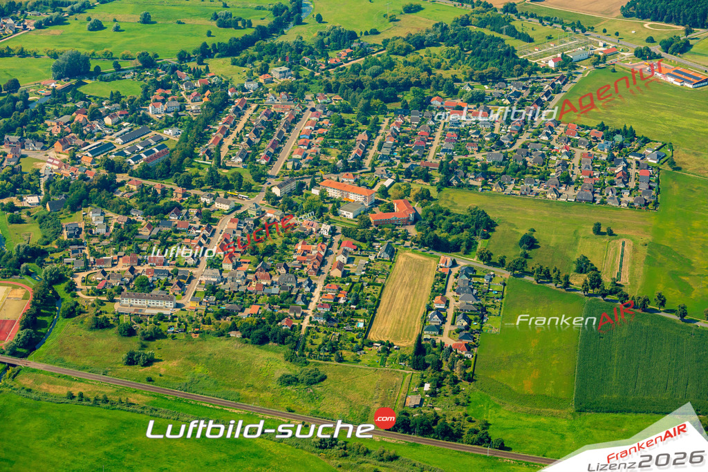 Wohngebiet Immobilie Osterburg Bild- Das Luftbild wurde 2025 vom UL-Flugzeug heraus erstellt ( keine Drohne bzw. Drohnenaufnahme ) - Hochauflösende Luftaufnahme -Nicht vergleichbar mit Google Maps oder Satelittenbilder- Die Geschenkidee !Mit Lizenz und Bildrechte bestellbar - CC
