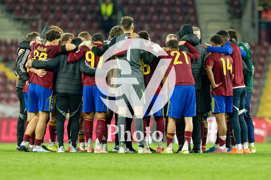 Brack Super League - Servette FC v FC Lausanne-Sport | Jocelyn Gourvennec (Coach Servette FC) speaks to the team after losing  during the Brack Super League match between Servette FC and FC Lausanne-Sport at Stade de Geneve in Geneva, Switzerland