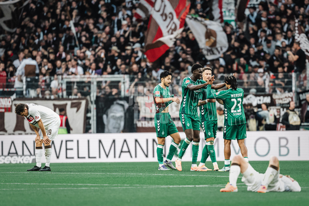 Fußball | Männer | Saison 2025/2026 | 1. Fußball-Bundesliga | 6. Spieltag | SV Werder Bremen vs. FC St. Pauli | 04.10.2025 | v.l. Yukinari Sugawara (#03, SV Werder Bremen), Karim Coulibaly (#31, SV Werder Bremen), Marco Friedl (#32, SV Werder Bremen) und Isaac Schmidt (#23, SV Werder Bremen) feiern die Sieg nach Abpfiif, die Spieler des FC St. Pauli liegen am Boden