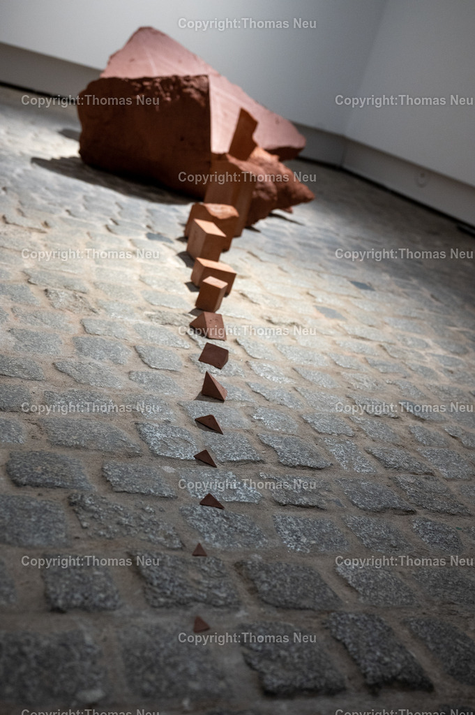 DSC_0497 | Jonas Wendelin zeigt großformatige Skulpturen und Rauminstallationen aus Ton und Lehm, basierend auf 3D‑Scans von organischen Materialien wie verrottenden Baumstämmen und archäologischen Gefäßen aus der Museums‑Sammlung. Diese Arbeiten thematisieren Material als Archiv und Informationsträger, Erosion und Zerstörung — sowohl formal als auch inhaltlich. Die Werke schaffen Spannungsfelder zwischen haptischer Realität und digitaler Wahrnehmung, und lassen Wahrnehmungskategorien wie natürlich oder künstlich verschwimmen. 
