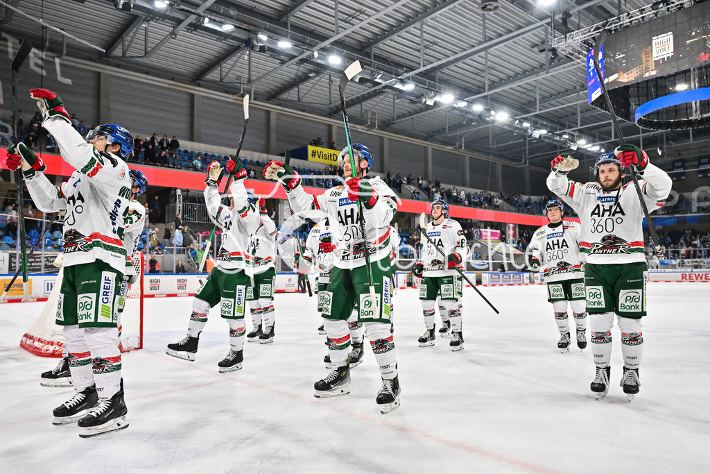 Dresdener Eislöwen - Augsburger Panther | Die Spieler der Panther feiern zusammen mit den Fans den Auswärtssieg in Dresden / DEL: Dresdener Eislöwen - Augsburger Panther; Joynext-Arena am 05.10.2025