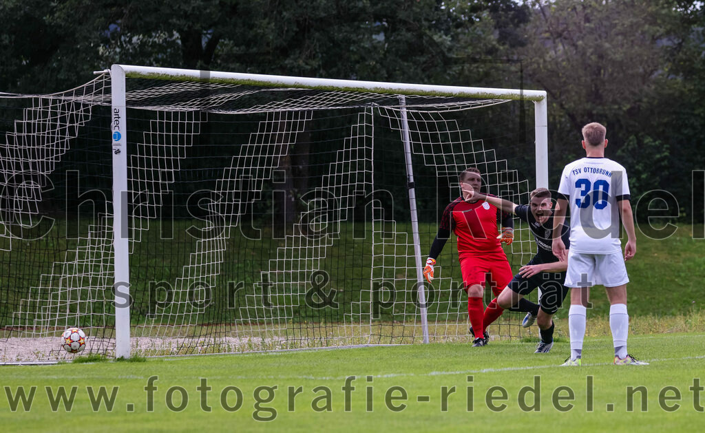 2023-09-03_027_SV_Anzing_gegen_TSV_Ottobrunn | Anzing, Deutschland, 03.09.2023:
Fußball, Kreisliga 2023 / 2024, Testspiel, 3. Spieltag, Endergebnis: 3:0

Jubel nach dem 1:0 durch Gabriel Thul (SV Anzing, #14)
Torwart Florian Lerch (TSV Ottobrunn, #1), Gabriel Thul (SV Anzing, #14), Maximilian Müller (TSV Ottobrunn, #30)

Foto: Christian Riedel / fotografie-riedel.net