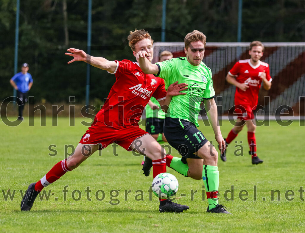 2023-09-03_020_TSV_Oberpframmern_II_gegen_TSV_Hohenbrunn_II | Oberpframmern, Deutschland, 03.09.2023:
Fußball, B-Klasse 2023 / 2024, 3. Spieltag, TSV Oberpframmern II gegen TSV Hohenbrunn II, Endergebnis: 0:2

Hannes Rothfuß (TSV Oberpframmern, #8), Philip Hoffmann (TSV Hohenbrunn, #11)

Foto: Christian Riedel / fotografie-riedel.net