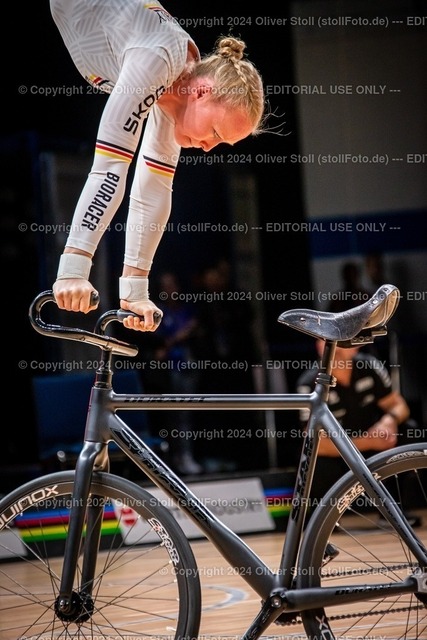 20241026OAS33542-lic | FUELLER Lara (GER / RKV Poppenweiler) First Place at UCI World Championships Indoor Artistic Cycling Bremen/GER Proposal 194,70 points Result 186,89 points - Realisiert mit Pictrs.com