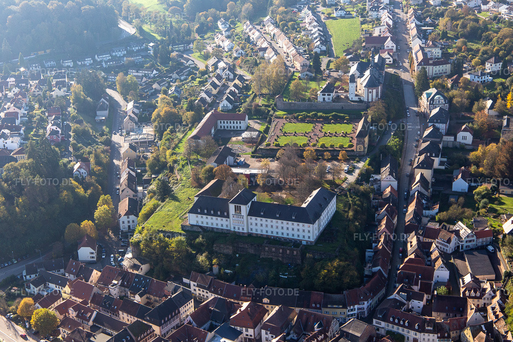 Luftbild: St. Anna und St. Philipp (Schlosskirche), Orangerie und Barockschloß über der Stadt in Blieskastel im Bundesland Saarland in Deutschland. Foto: IMG_143988.jpg vom 27.10.2024 durch Werner Riehm/FLY-FOTO.de